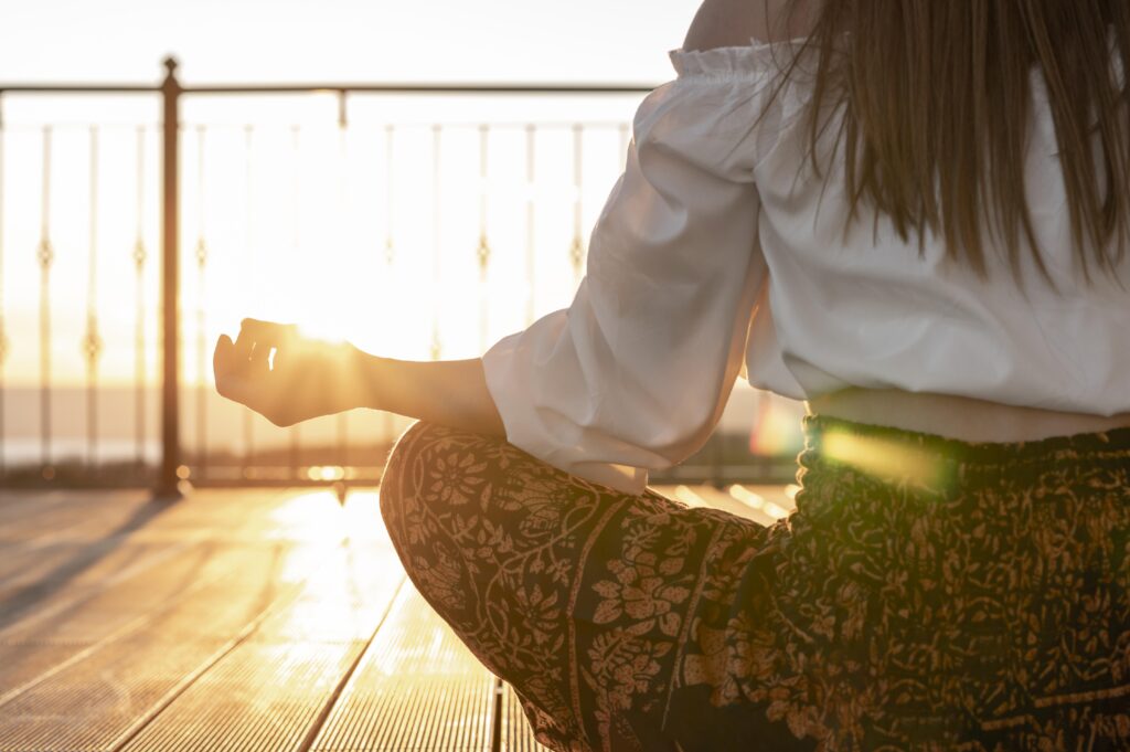 A meditáció segíthet ellazítani az elmét és csökkenteni a stresszt, ami mélyebb és pihentetőbb alvást eredményezhet.